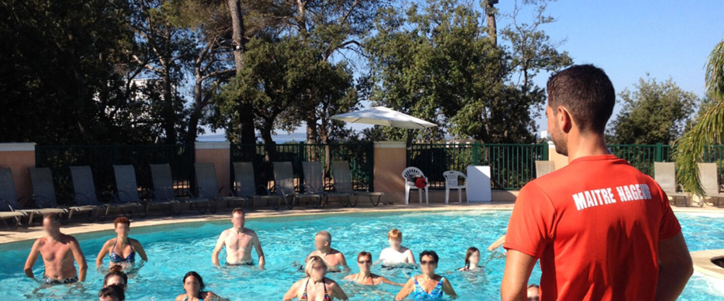 Campingplatz mit Aktivitäten im Pool an der Côte d’Azur