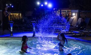 Auf dem Campingplatz findet die Party ‘Pools by night’ in den Pools vom Wasserparadies statt
