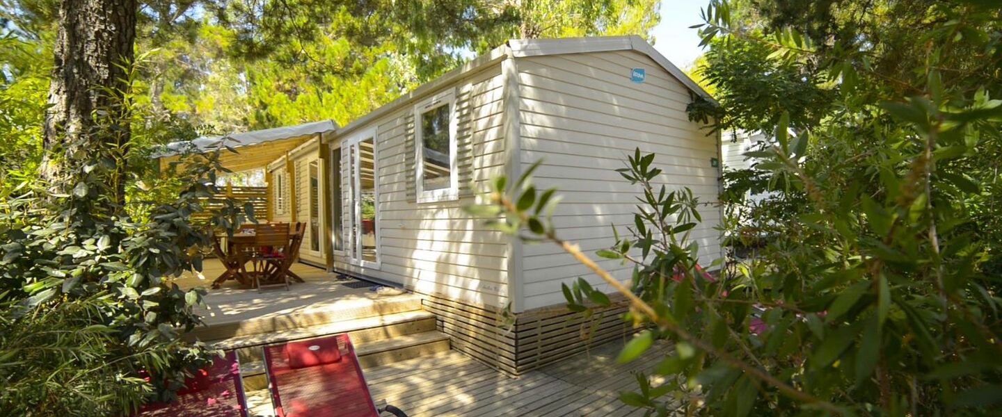 Geräumiges und schattiges Mobilhaus auf einem Campingplatz am Mittelmeer