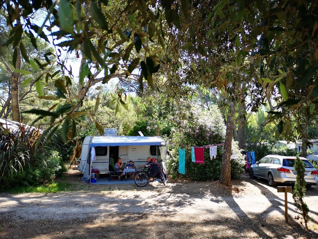 Komfort mit Zelt und Wohnwagen auf einem Campingplatz Ferien an der