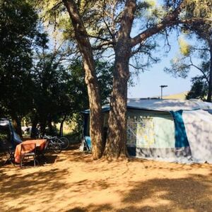 Sehr grosse Stellplätze auf einem Campingplatz zwischen Hyères und La Londe