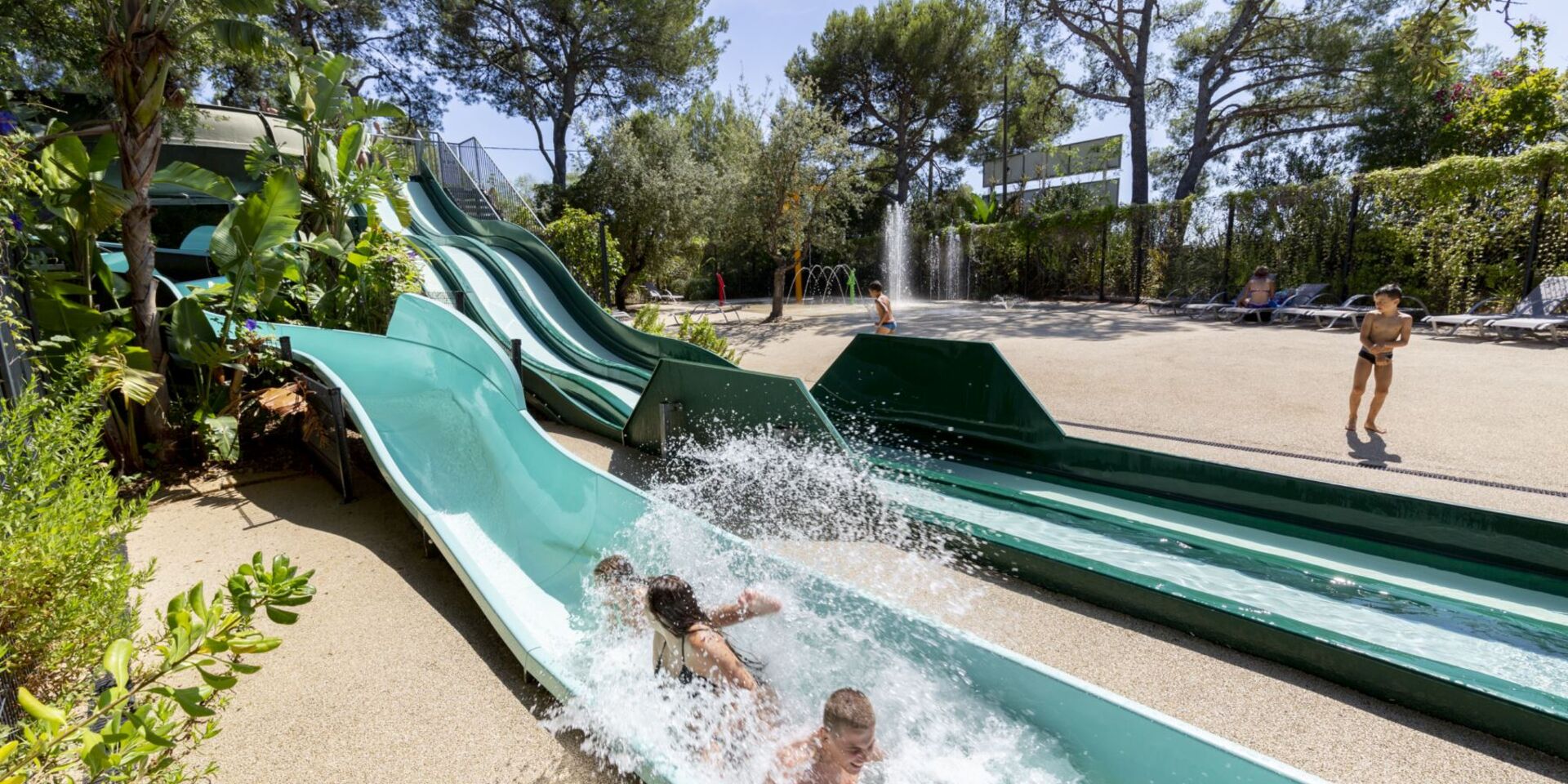 Auf dem Campingplatz von La Londe gibt es viele Wasserrutschen und eine Tanzfläche