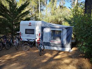 Stellplatz mit viel Komfort für Wohnwagen auf unserem Campingplatz bei Le Lavandou