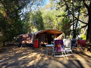 Stellplatz mit viel Komfort für Zelte auf einem Campingplatz in La Londe