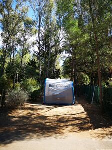 Zelt oder kleiner Wohnwagen zum Aufstellen auf diesem schönen Campingplatz