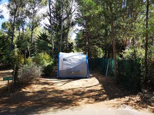 Stellplatz für Zelt oder Wohnwagen auf dem 4-Sterne-Campingplatz in Londe