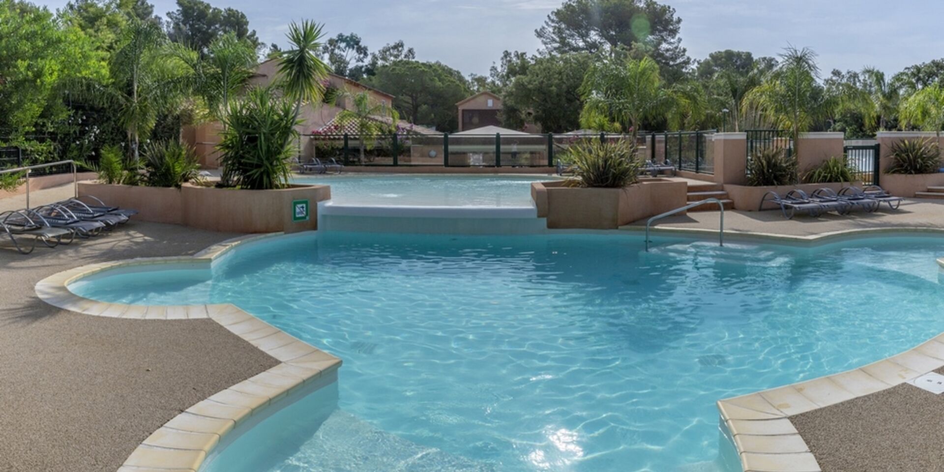 Ruhige Pools und Entspannung im Whirlpool auf einem Campingplatz in La Londe