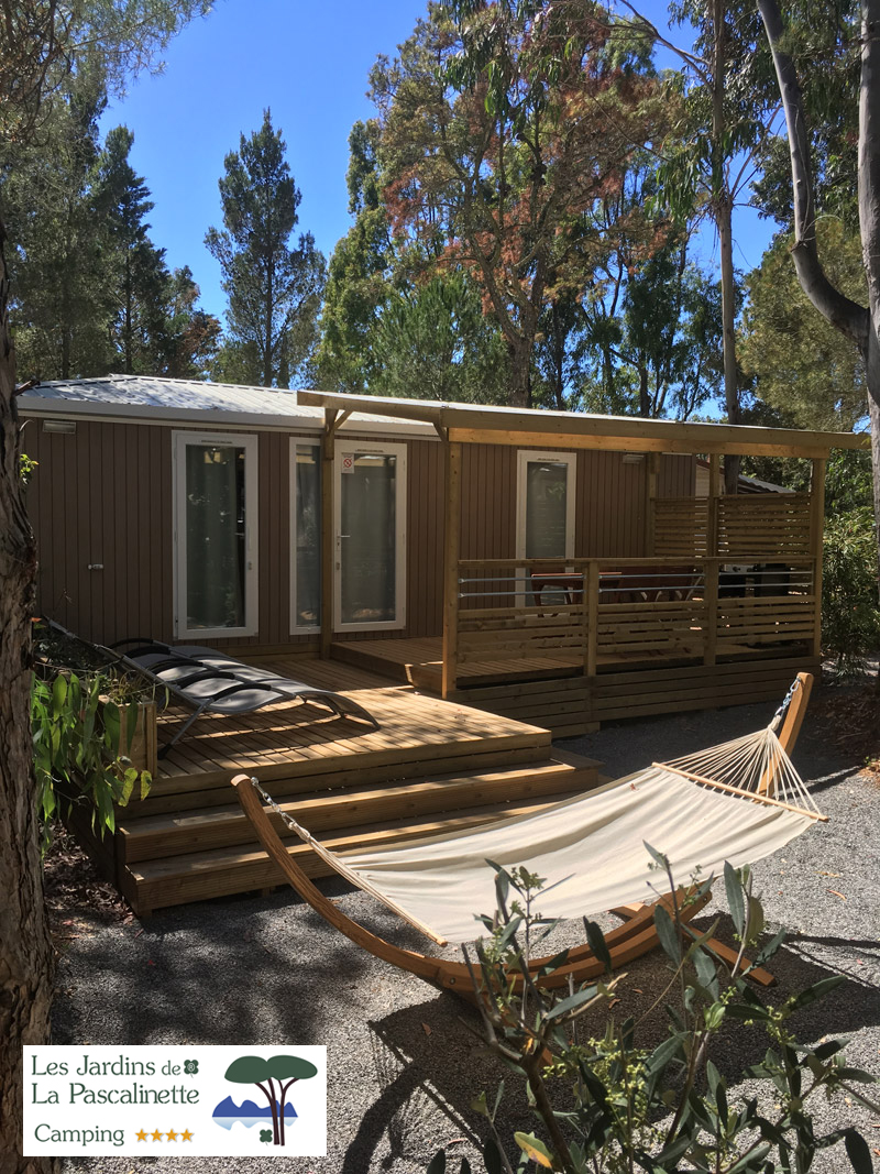 Entspannen Sie sich auf dem Campingplatz dank der Hängematten vom Mobilhaus der Luxusklasse