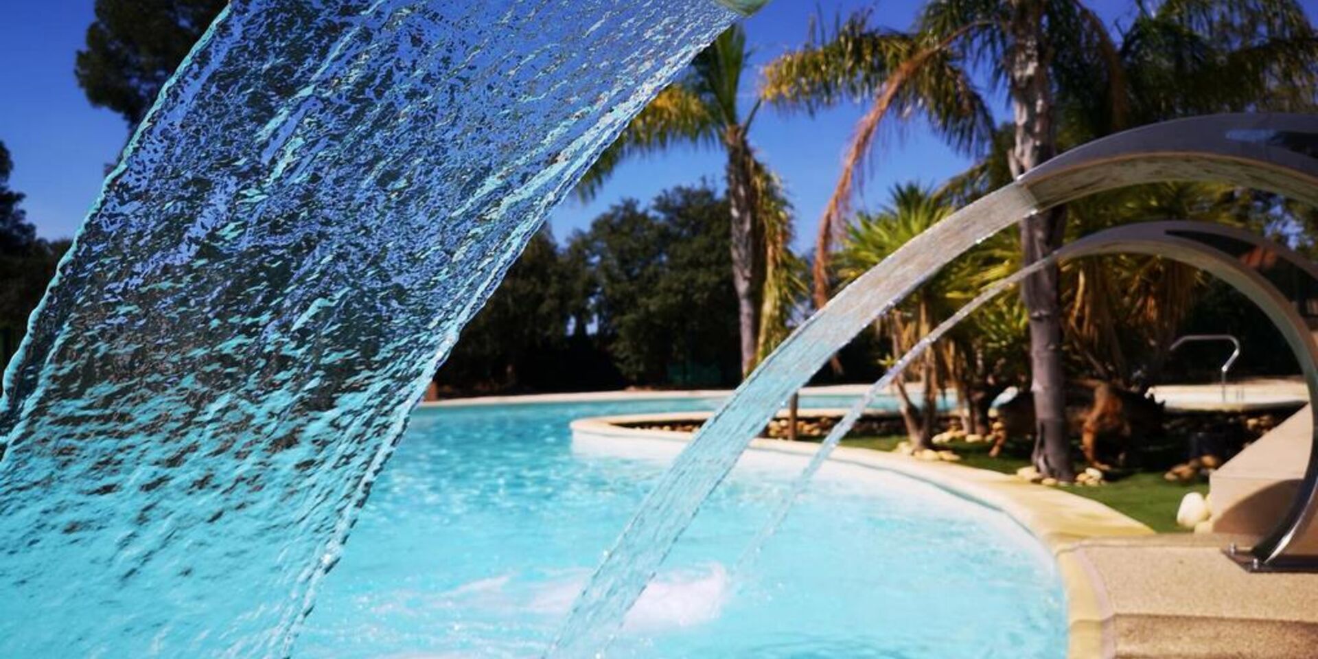 Wasserlandschaft mit Whirlpool zur Entspannung auf einem Campingplatz in La Londe