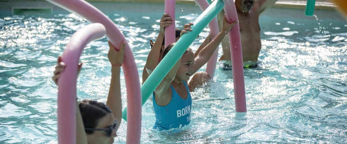 Familienfreundlicher Campingplatz mit Aktivitäten im Pool: Aquagymnastik und Poolparty