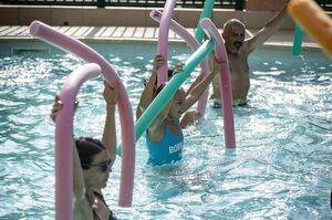 Familienfreundlicher Campingplatz mit Aktivitäten im Pool: Aquagymnastik und Poolparty