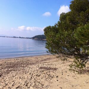 Ein Strand entlang des Küstenwanderwegs