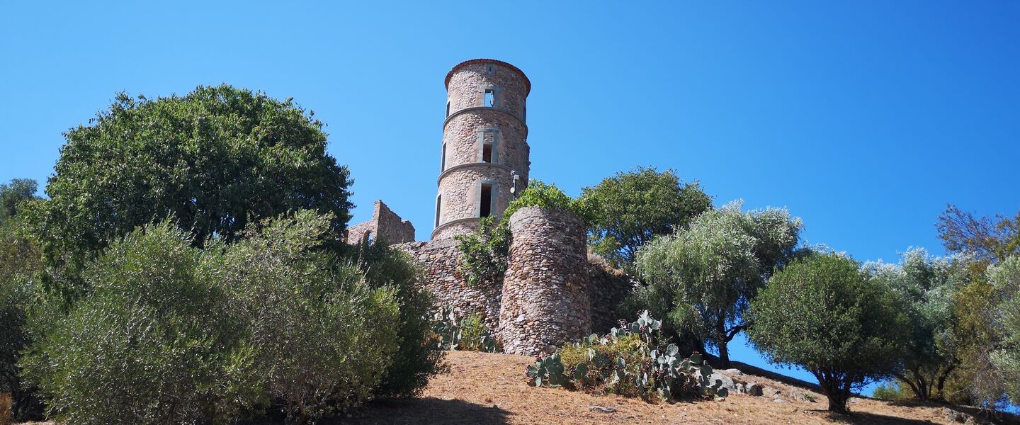 Die mittelalterliche Burg von Grimaud im Departement Var
