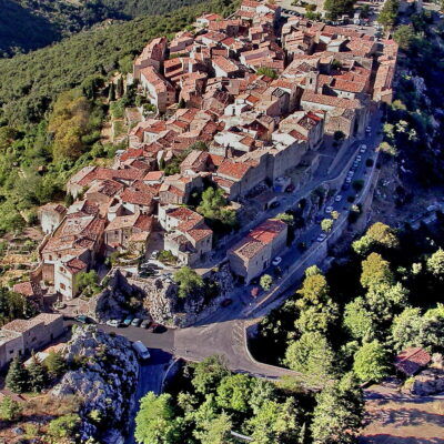 Besuchen Sie während Ihrer Ferien auf einem naturnahen Campingplatz auch das hoch gelegene Bergdorf im ‘Hinterland von Fayence’ und im Departement Var.