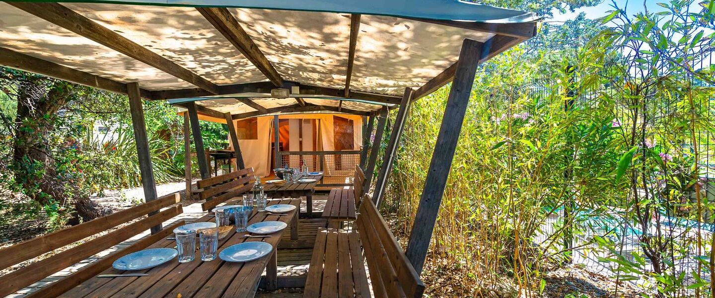 Perfekt eingerichtete Holzhütten auf einem Campingplatz****