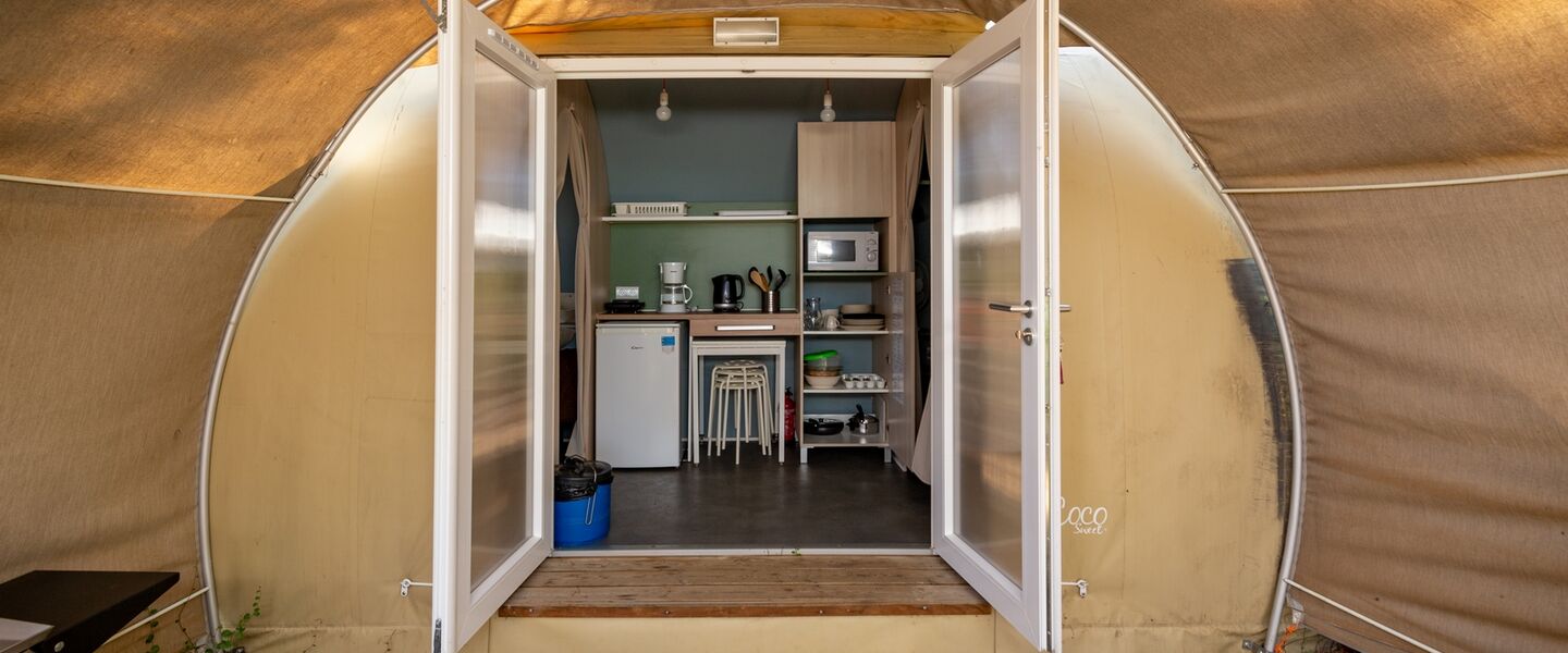 Ein bereits aufgestelltes und perfekt eingerichtetes Zelt ist Luxus auf einem Campingplatz