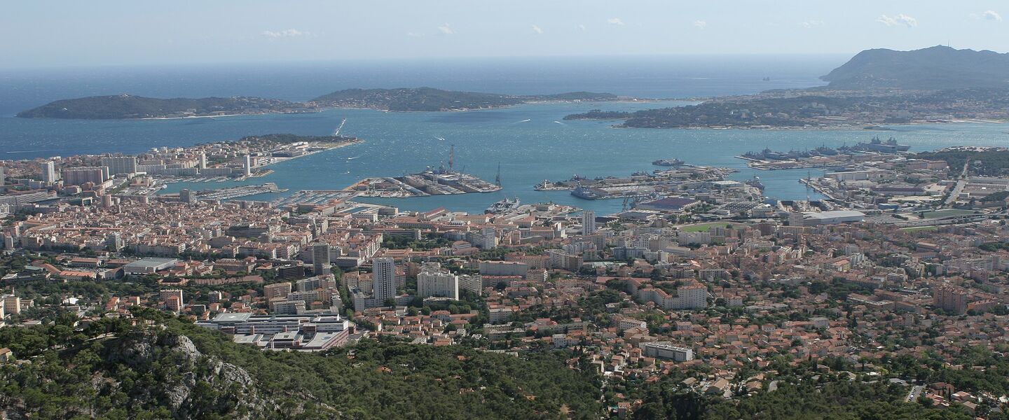 Mittelmeer und der Berg ‘Mont Faron’ in Toulon und im Departement Var