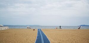 Ein barrierefreie gestalteter Strand im Departement Var