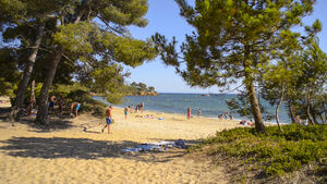 Ein Strand mit Kieselsteinen im Departement Var