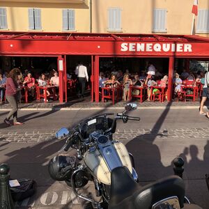 Cafés am Hafen von Saint Tropez