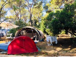 Stellplatz auf einem Campingplatz mit vielen Bäumen an der Côte d’Azur