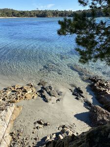 Ein naturbelassener Strand im Departement Var