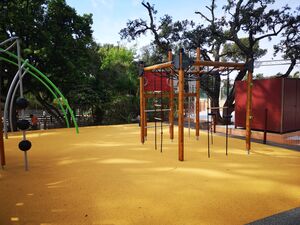 Spielplatz für Kinder auf einem familienfreundlichen Campingplatz im Departement Var