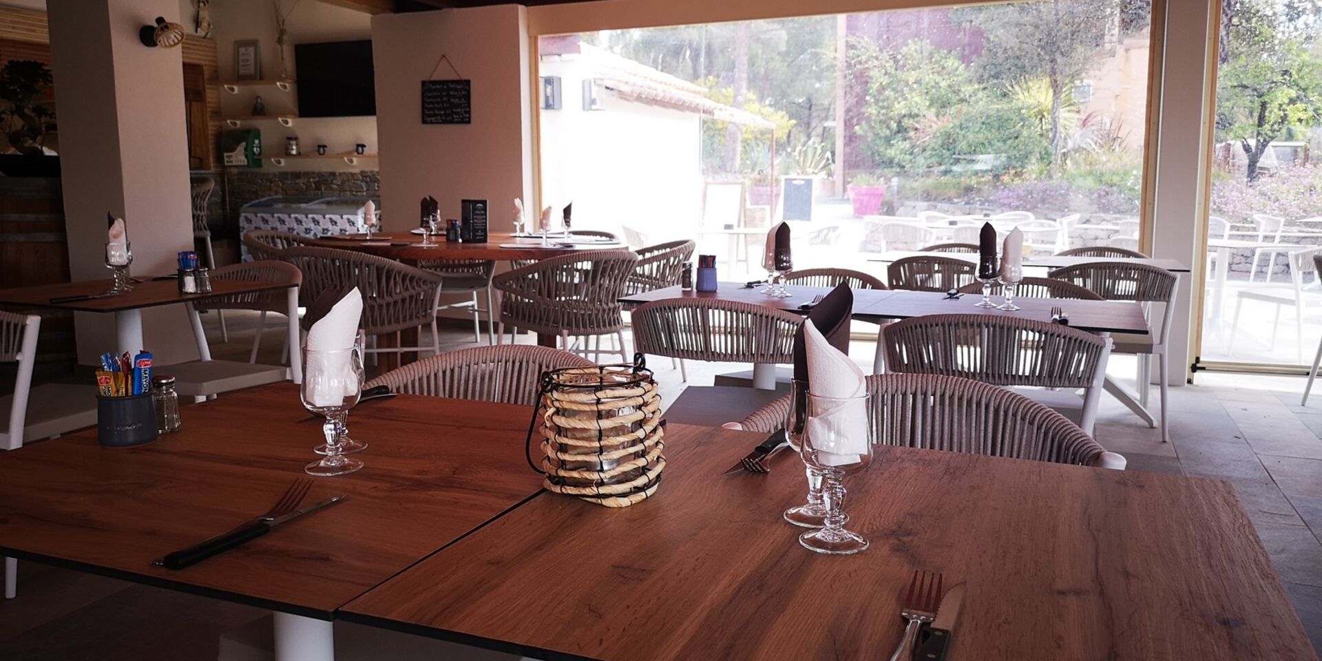 Restaurant mit einer Lounge Bar auf unserem Campingplatz am Mittelmeer und im Departement Var