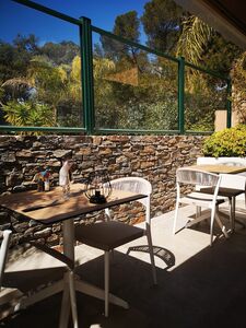 Schattige Terrasse auf unserem Campingplatz an der Côte d’Azur