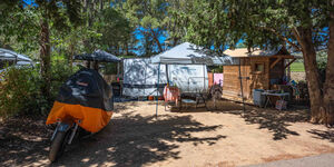 Extra grosse Stellplätze für Wohnwagen auf einem preisgünstigen Campingplatz an der Côte d’Azur