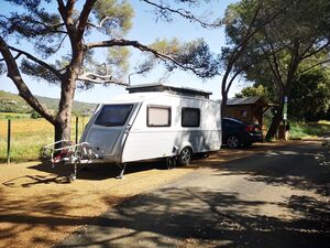 Ferien mit dem Wohnwagen auf einem naturnahen Campingplatz im Departement Var