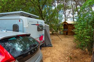 Ein Zeltplatz auf unserem Campingplatz am Mittelmeer und im Departement Var