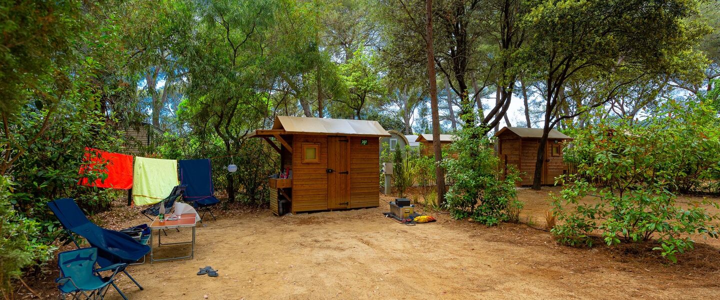 Ein Stellplatz für Wohnwagen mit eigener Sanitäranlage auf unserem Campingplatz mit einem Wasserparadies