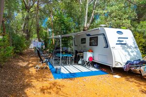 Ein Stellplatz für Wohnwagen auf unserem preisgünstigen Campingplatz am Mittelmeer