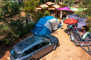 Ein Stellplatz für Wohnwagen mit eigenen Sanitäranlagen auf unserem Campingplatz im Departement Var