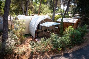 Bereits aufgestelltes und eingerichtetes Zelt an der Côte d’Azur – preiswerte und naturnahe Ferien