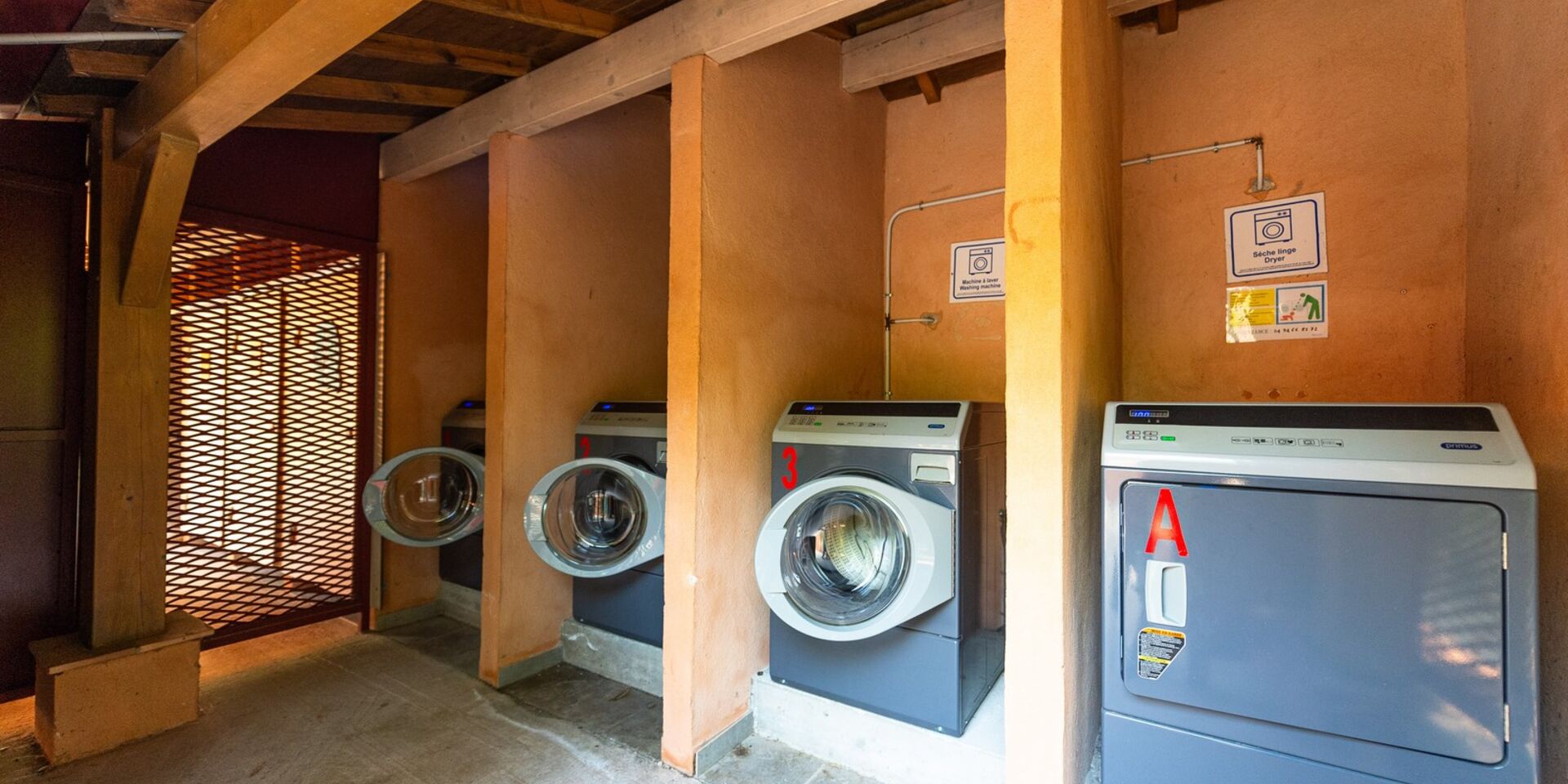 Campingplatz mit einem Waschsalon im Departement Var