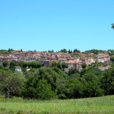 ‘Bagnols-en-Forêt’ ist ein Bergdorf in der Nähe von Fayence.