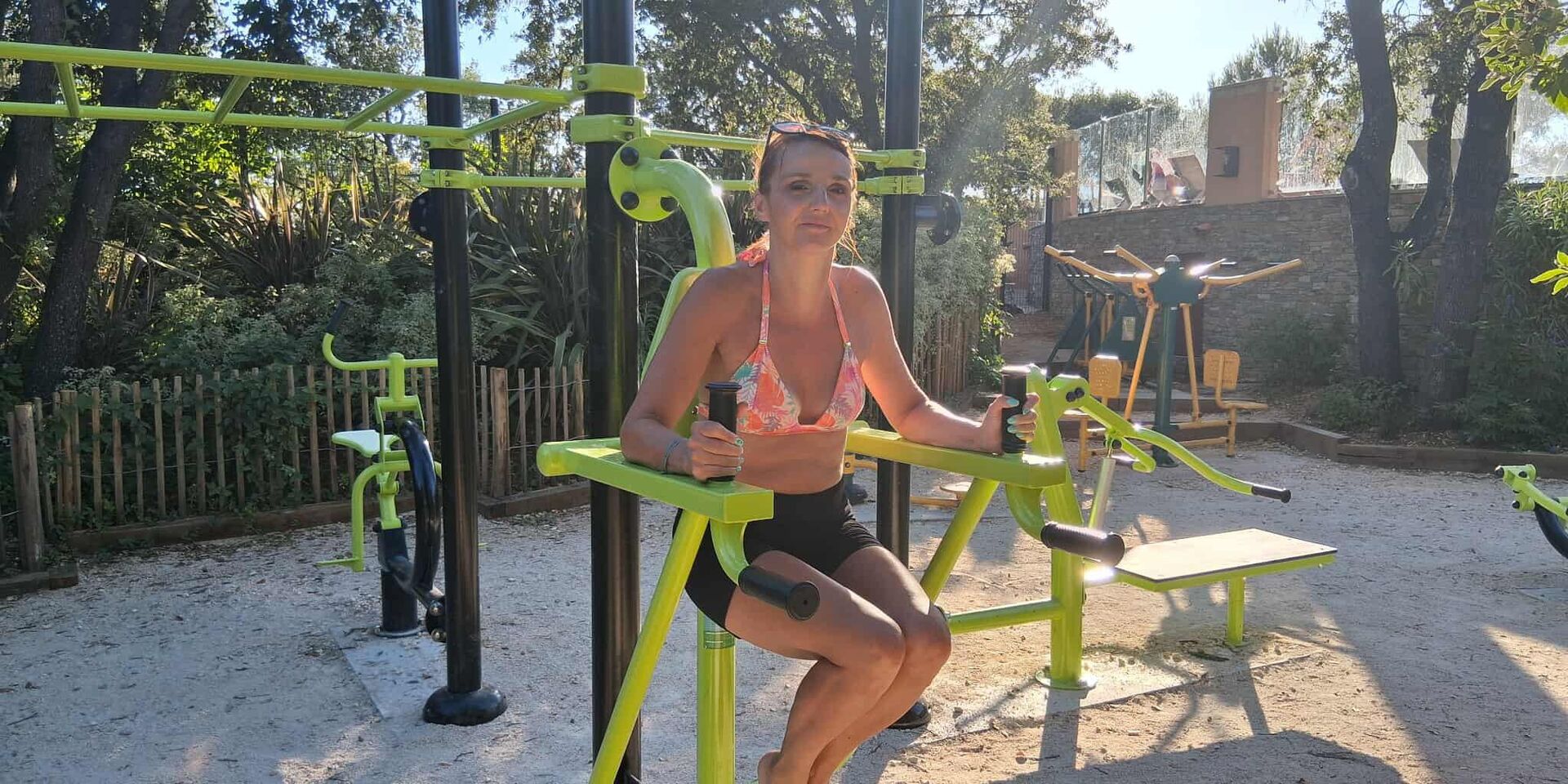 Fitnessgeräte und Sportcamping