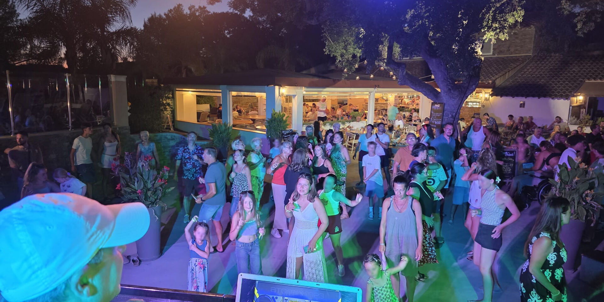 Abendprogramm mit DJ auf unserem Campingplatz in La Londe