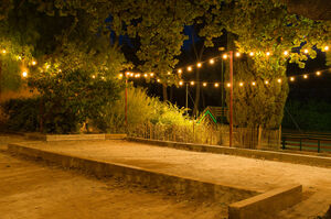 Der Bouleplatz von unserem Campingplatz bei Nacht