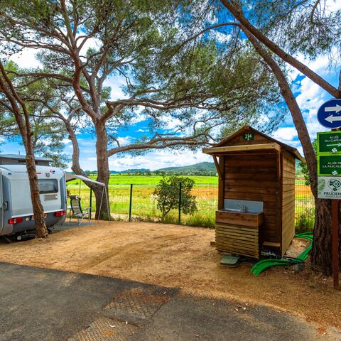 Große Premium-Stellplätze mit eigenem Bad